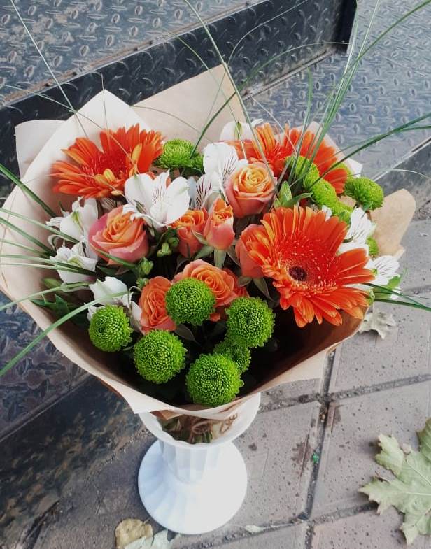 Букет цветов из: Герберы, Хризантемы, Альстромерии и Розы в Уютном