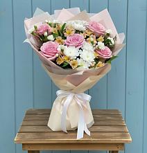 Букет цветов из:  Гвоздики, Орхидеи и Розы в Уютном