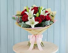 Букет цветов из:  Лилии и Розы в Уютном