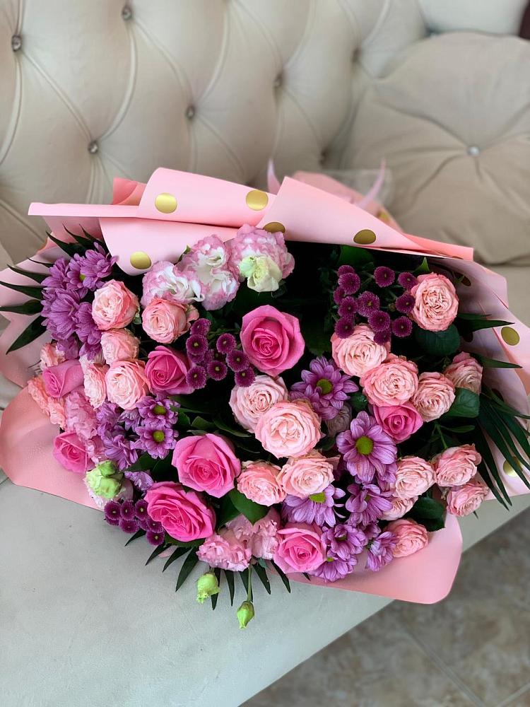 Букет цветов из: Хризантемы, Розы и Лизиантусы в Уютном