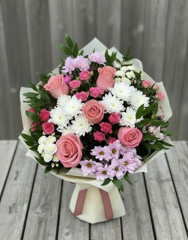 Букет цветов из: Альстромерии, Гвоздики, Розы и Хризантемы в Уютном