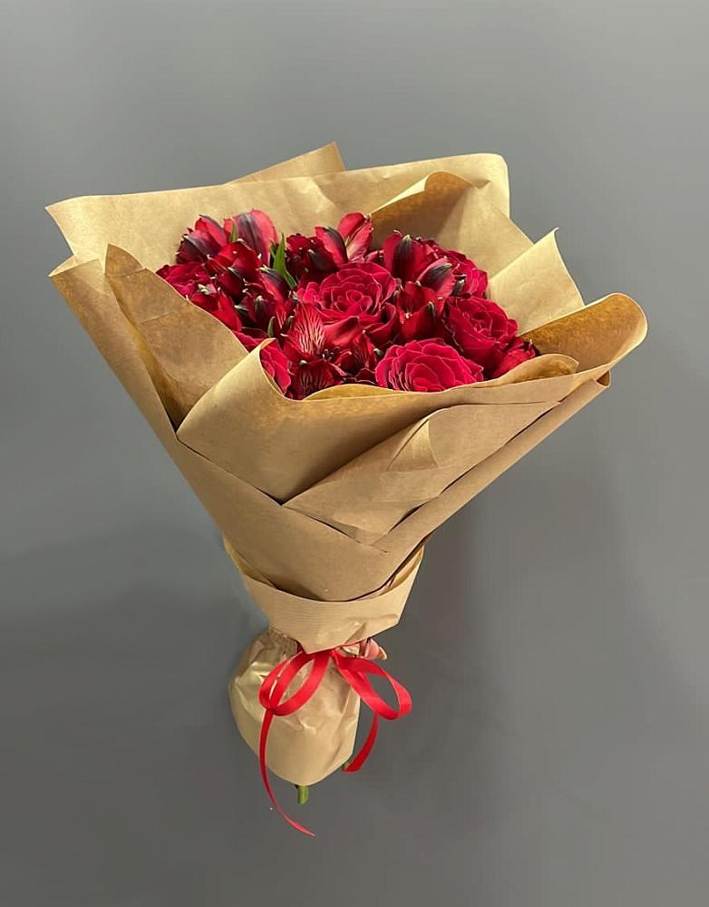 Букет цветов из: Альстромерии и Розы в Уютном