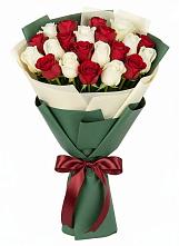 Букет Микс из красных и белых роз в Уютном