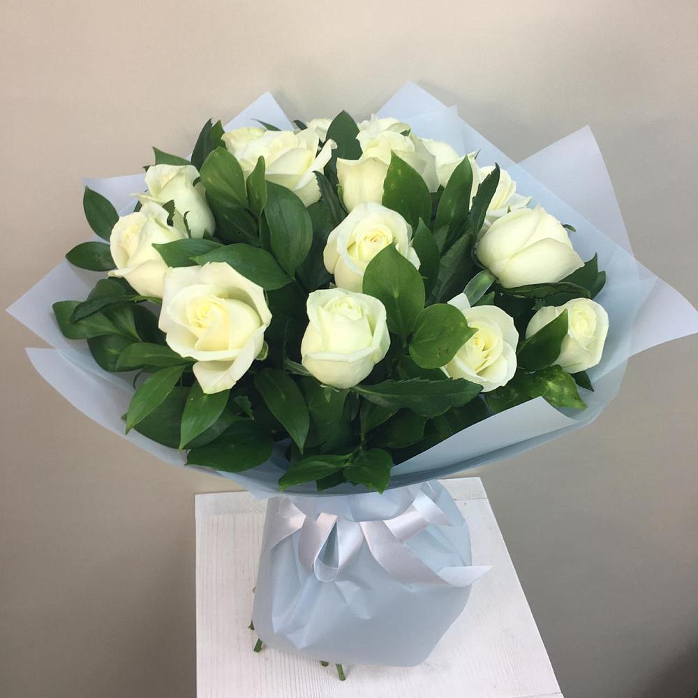Букет 15 Белых роз Проуд в Уютном