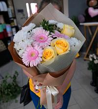 Букет цветов из:  Герберы, Розы и Хризантемы в Уютном