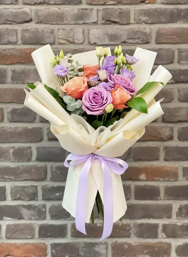 Букет цветов из: Лизиантусы и Розы в Уютном