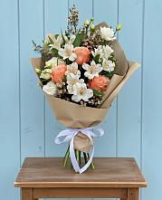 Букет цветов из:  Альстромерии, Лизиантусы, Розы и Хризантемы в Уютном