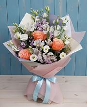 Букет цветов из:  Лизиантусы, Розы, Альстромерии и Гипсофила в Уютном