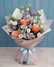 Букет цветов из:  Лизиантусы, Розы, Альстромерии и Гипсофила в Уютном