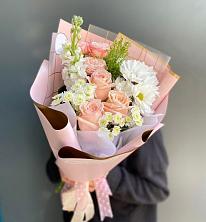 Букет цветов из:  Хризантемы и Розы в Уютном