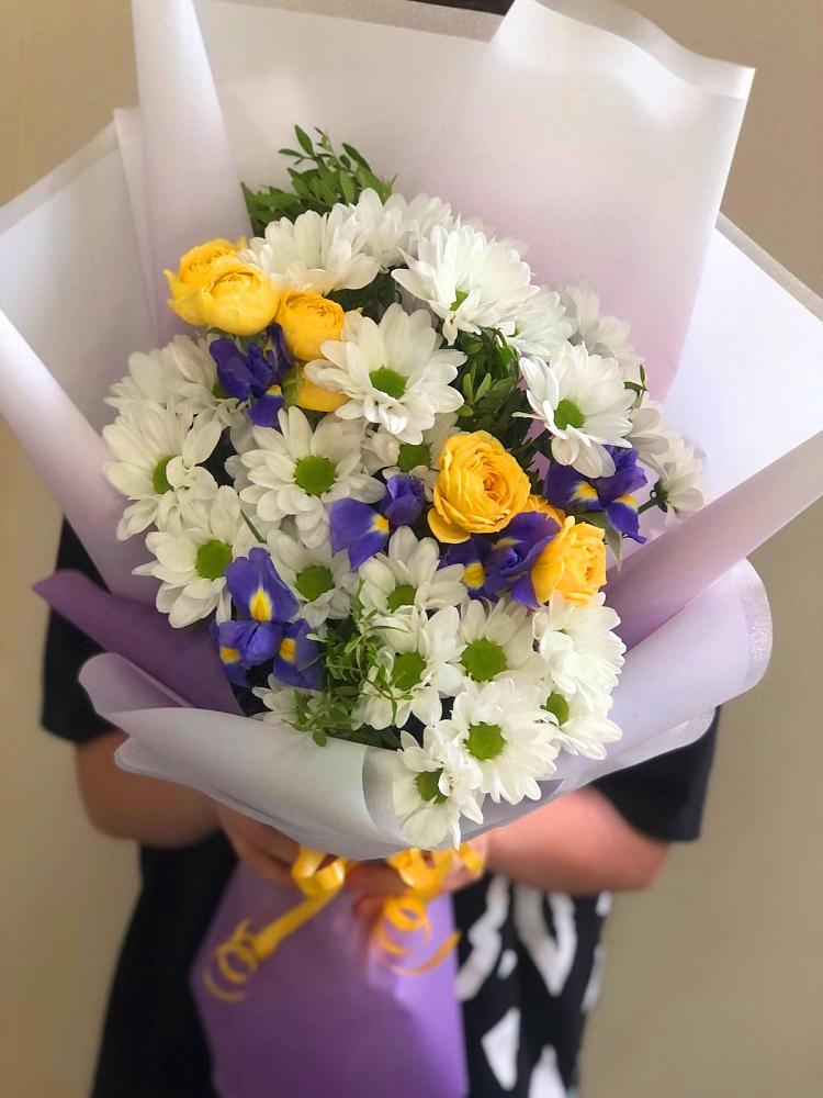 Букет цветов из: Ирисы, Хризантемы и Розы в Уютном