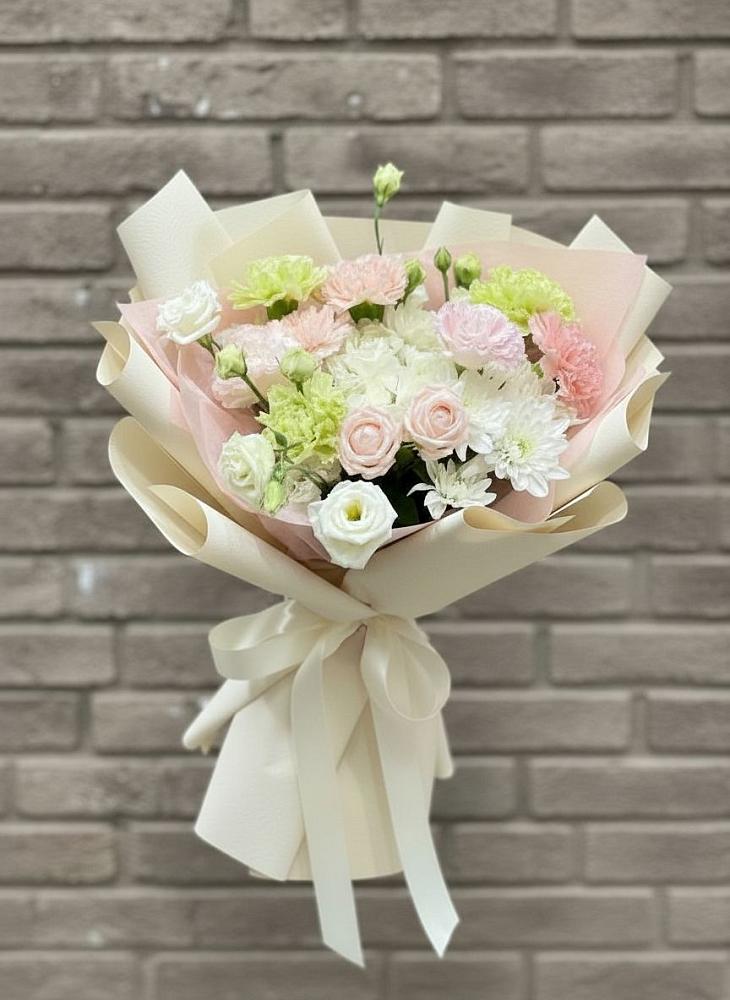 Букет цветов из: Гвоздики, Розы, Лизиантусы и Хризантемы в Уютном