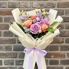 Букет цветов из:  Лизиантусы и Розы в Уютном