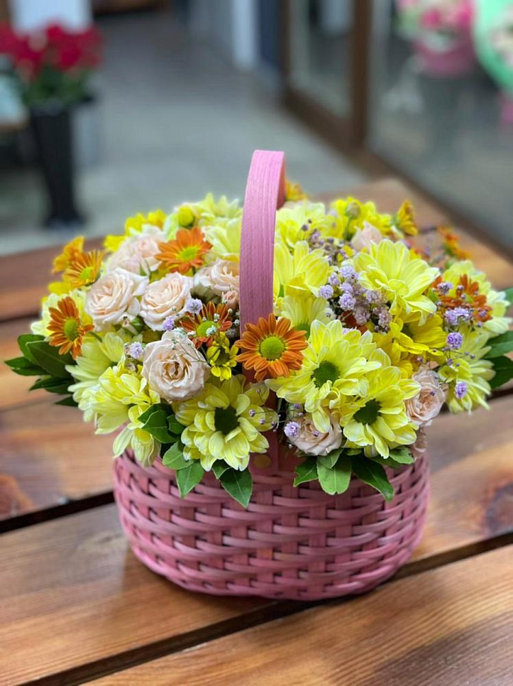 Цветочная композиция из Хризантемы и Розы в корзине в Уютном