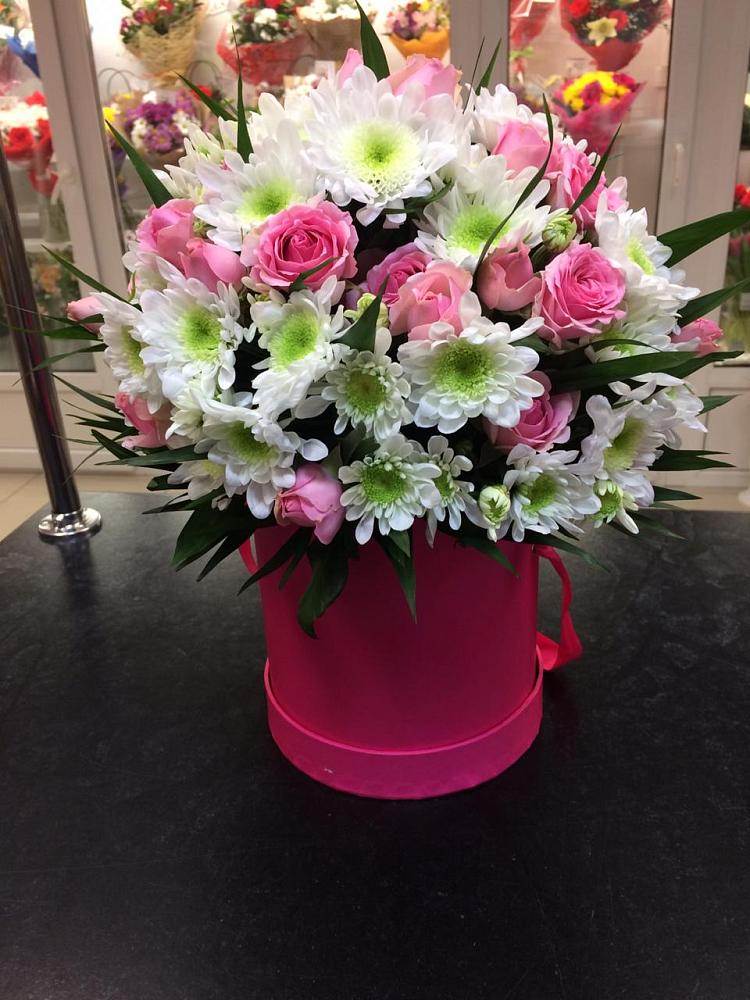 Цветочная композиция из Розы и Хризантемы в шляпной коробке в Уютном