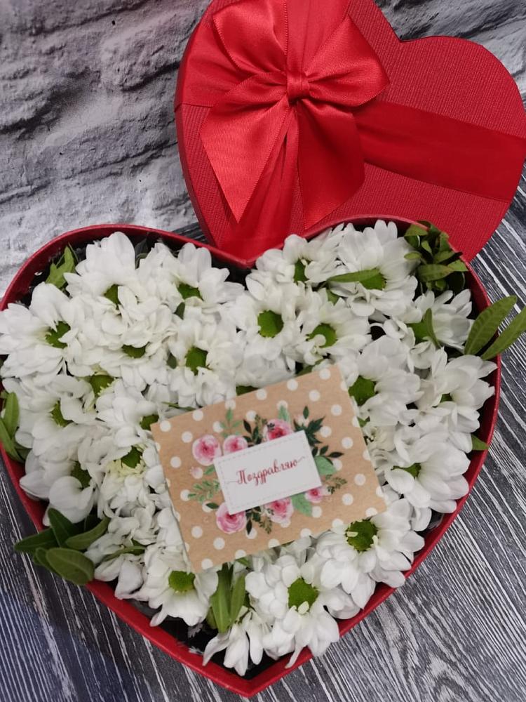 Цветочная композиция из Хризантемы в виде сердца в Уютном