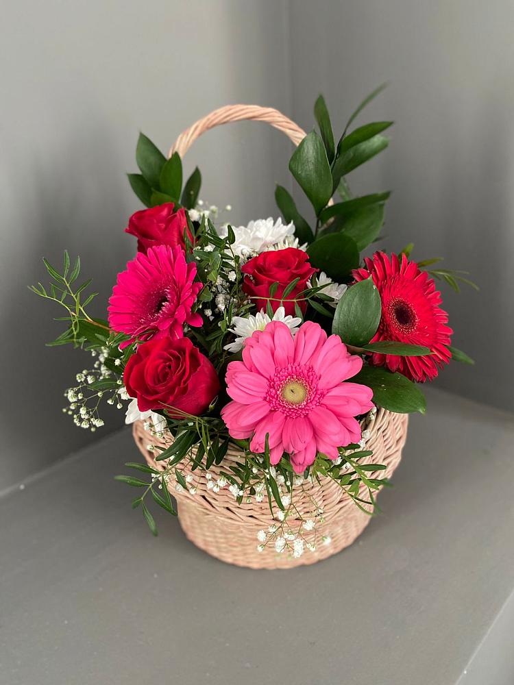 Цветочная композиция из Розы, Хризантемы и Герберы в корзине в Уютном