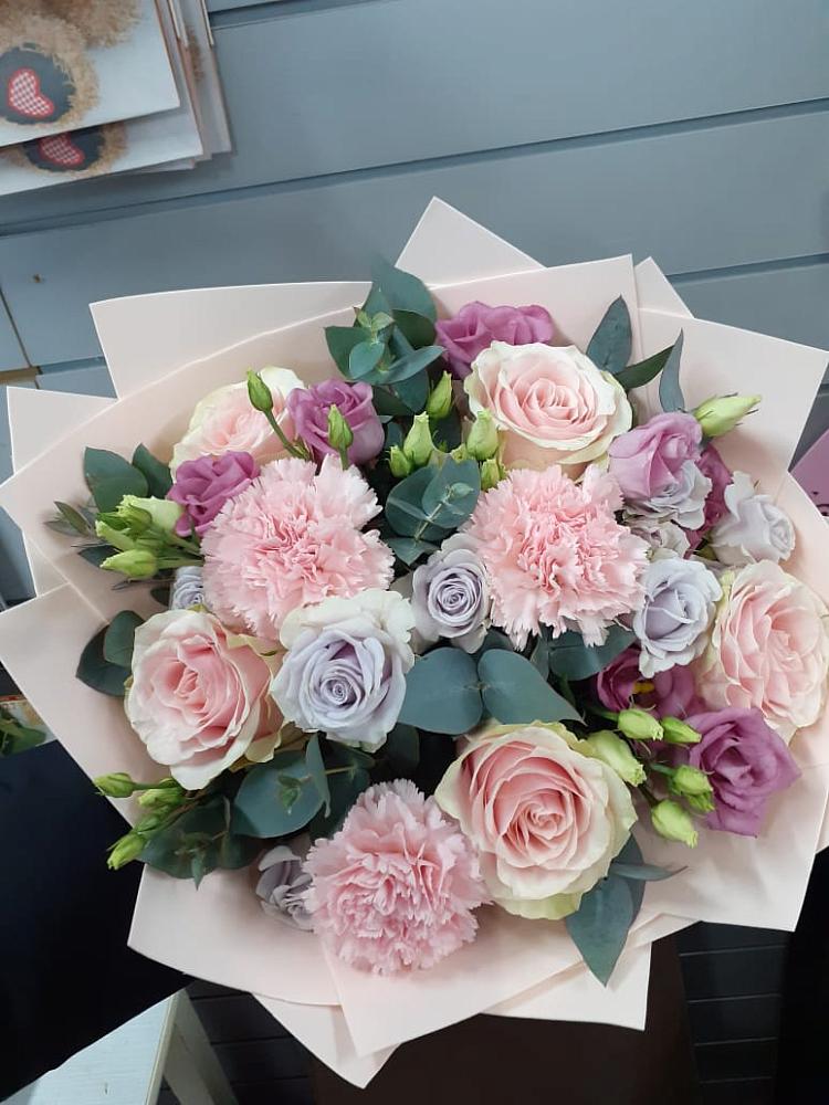 Букет цветов из: Розы, Гвоздики и Лизиантусы в Уютном