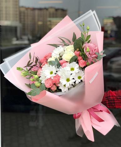 Букет цветов из: Розы, Лизиантусы и Хризантемы в Уютном