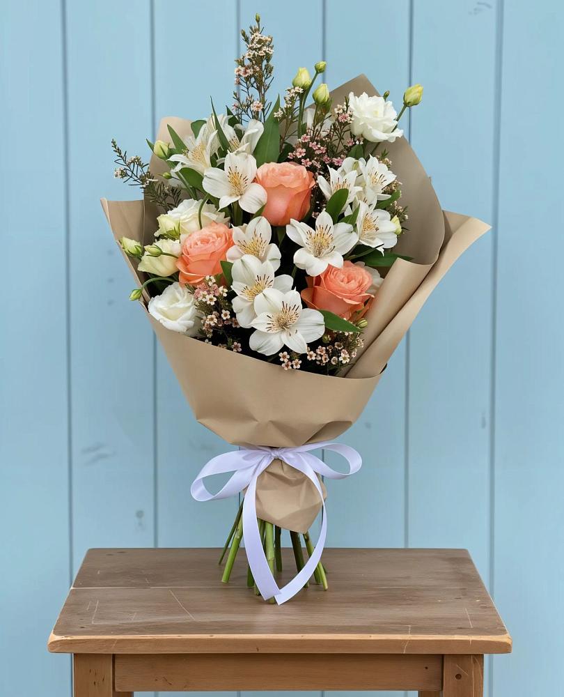 Букет цветов из: Альстромерии, Лизиантусы, Розы и Хризантемы в Уютном