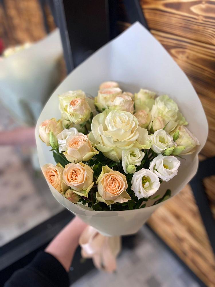 Букет цветов из: Розы и Лизиантусы в Уютном